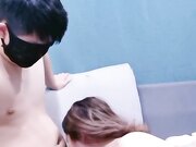 小夫妻沙发上无套多姿势啪啪操逼 睾丸好大 一顿猛操