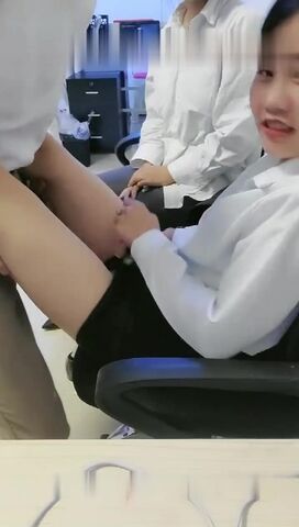 办公室的骚小姐跟她的同事姐妹花让小哥撩骚的受不了跑到厕所跳弹自慰骚逼