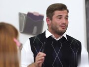 老师掏出他的鸡巴让他的3个女学生随意玩耍