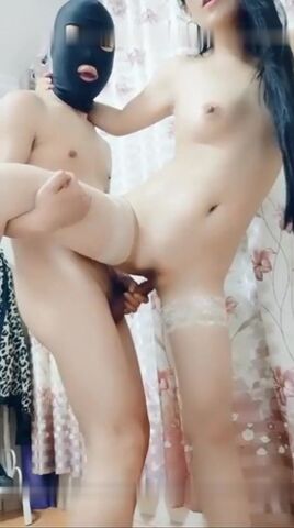 长发飘飘的美少妇 黑框眼镜 戴着护士帽 炮友家里啪啪大秀 口交