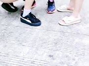 俩年轻嫩妹户外打野炮 争着吃鸡巴舔蛋 输了被罚做俯卧撑