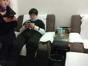 小伙大战熟女人妻 急不可耐衣服都不来不及脱完 扑倒在床上开始插入