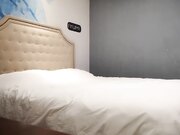 翘着屁股求舌吻 撩起裙子揉捏屁股 扒掉衣服骚劲十足 骑在身上骚逼磨屌