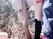 骚货户外抠逼心痒难耐找了男人野战，被一顿狂艹内射