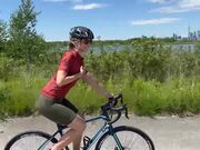 性感骑车女郎在郊外被徒步旅行者无套内射之前 在湖边给他口交