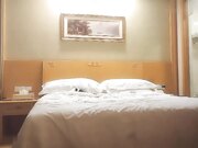 约了个黑衣牛仔裤妹子啪啪 蹲着口交后入按着腿大力抽插猛操