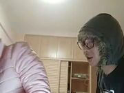 淫乱夫妻骚狐狸上演激情双飞 两口子拿着手电筒研究骚逼 后入爆操还有给掰屁股的