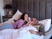 在她伴侣的鸡巴上乳交之后操逼最后把它拿出来吞下全部精液