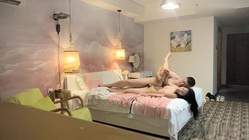 酒店约炮年轻苗条长发卖淫女侧入深插妹子有些吃不消