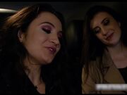 在 Lina 变得性感之前 用她们的阴部吸吮和骑乘一根硬鸡巴