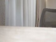 弯屌男高价约操甜美性感的短发皮裤美女 不仅用跳蛋搞她还让她摆各种高难度姿势干