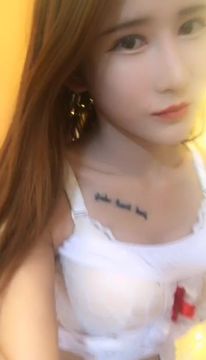 白嫩美女圣诞节不去约会自己自慰