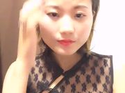 透视旗袍装女主播玩细长的振动棒 一对奶子真漂亮