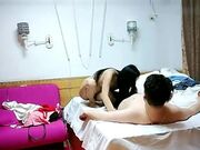 长发纯纯小美女技术真不错 埋头不停吞咽鸡巴吸吮揉捏 硬邦邦翘着屁股坐上去