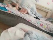 同一个房间大奶萝莉看着对面床上的妈妈和后爹在滚床单 后爹把妈妈压在身材爆草