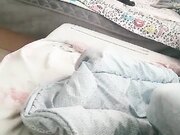 同一个房间大奶萝莉看着对面床上的妈妈和后爹在滚床单 后爹把妈妈压在身材爆草