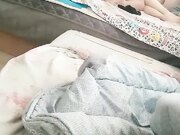 同一个房间大奶萝莉看着对面床上的妈妈和后爹在滚床单 后爹把妈妈压在身材爆草