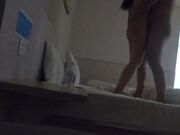 小伙在手机软件上叫了一个妹子 没想到来的竟然是一个美女同事 简直太巧了