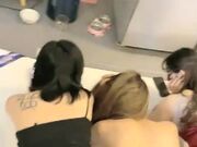 和闺蜜3女1男一起玩 一起翘着屁股玩弄大黑牛震动肥逼