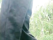 剧情演绎小少妇户外田间地头勾搭农民啪啪性爱 裤子都没脱掏出鸡巴来口交