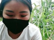 剧情演绎小少妇户外田间地头勾搭农民啪啪性爱 裤子都没脱掏出鸡巴来口交