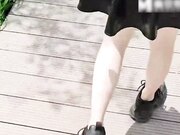 周末带着妹妹去公园散步，谁料我跟妹妹同时尿急，半天找不到厕所，无奈只能躲到小树林里偷偷解决