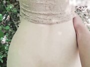 周末带着妹妹去公园散步，谁料我跟妹妹同时尿急，半天找不到厕所，无奈只能躲到小树林里偷偷解决