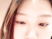 无毛逼泡芙小妹精彩露脸直播大秀，乳夹奶头玩虐逼逼，被好姐妹用道具疯狂抽插骚逼冒白浆，尿尿给狼友看好骚