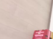 开车不小心撞到人，下车一看，一位貌美如仙的女生倒在了地上