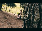 在森林中操我与男友亲密的大自然性爱之旅没有人烟的地方最适合露天性爱