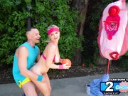 淫荡的女孩在运动场勾引了她的教练操她