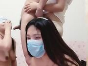 三女一男淫乱大派对 这男的有福了 三个女的伺候他一个