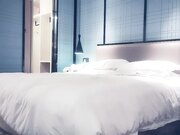 肤白貌美，温柔如水，相拥舌吻共赴巫山云雨