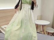 娇小型古风小萝莉被大鸡巴操尿了