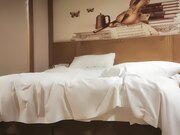 坐在身上各种内衣揉奶，特写揉穴清晰可见，扶着屁股操的啊啊叫