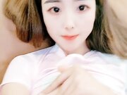 晴儿宝贝~给哥哥口舔了那么久~都硬不起来~真想一口吃掉它！求操~BB瘙痒难受~狼友们快来艹死她！