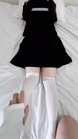 上次妹妹和爸妈吵架搬来我的出租房暂住端午节也说不回家各种萝莉式勾引我