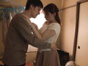 上门征收收视费的年轻妻子胸部太过诱人3