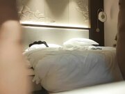 女神整场被偷偷拔套却毫无知觉，反射弧巨长的美女！