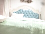 巨乳阿姨漂亮的卷发上位骑乘小伙儿很快就缴械投降了