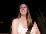 我妈那位已婚的朋友让我在车里操她我只好用我的大鸡巴满足她的骚逼