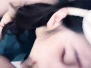 头带小蝴蝶的小妹妹还是无毛逼 还会口真的是骚的不行