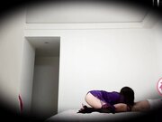 丈母娘自慰被我撞见 看着欲求不满的她对准她的黑逼猛地一捅 刚结束丈母娘衣服都没穿好老婆就进来了