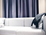 再操特骚宝马女，超近特写掰B舔穴，沙发啪啪激情刺激