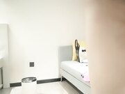 淫水四溅浪叫不止，操得她高潮喷汁欲仙欲死。