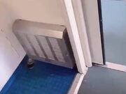 火车上主动搭讪单男聊天不停勾搭大胆抚摸大肉棒最后没忍住