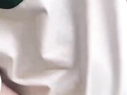 火车上主动搭讪单男聊天不停勾搭大胆抚摸大肉棒最后没忍住