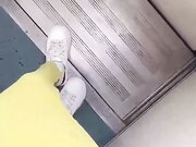 火车上主动搭讪单男聊天不停勾搭大胆抚摸大肉棒最后没忍住