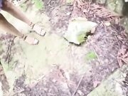 周末趁着老爸工地加班 带继母去山里偷情 户外操穴 地上有虫子抱起来狂插