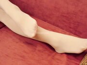 骚货在沙发上已经忍不住开始玩弄自己的嫩穴